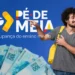Estudante com mochila amarela aponta para logo do Pé-de-Meia ao lado de notas de 100 reais
