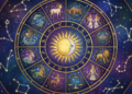 Ilustração colorida mostra roda do zodíaco com símbolos astrológicos cercada por constelações em fundo estrelado.