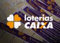 Cartões de apostas das Loterias Caixa sobre fundo roxo, com logotipo da Loterias Caixa.