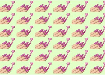 Diversas mãos com unhas pintadas de rosa e pincéis de esmalte formando padrão repetitivo