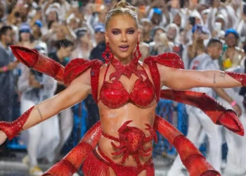 Virgínia Fonseca durante ensaio de Carnaval 2026, usando fantasia de caranguejo.