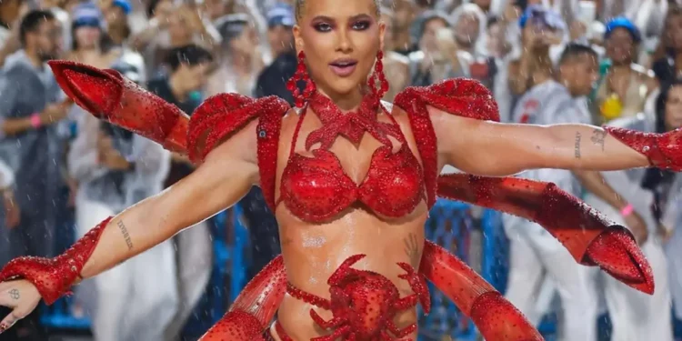 Virgínia Fonseca durante ensaio de Carnaval 2026, usando fantasia de caranguejo.