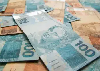 Cédulas de R$100 e R$50 do Brasil, representando o pagamento do 13º salário do INSS para aposentados e pensionistas.