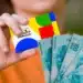 Cartão do programa Bolsa Família com cédulas de 100 reais, representando o pagamento da assistência emergencial.