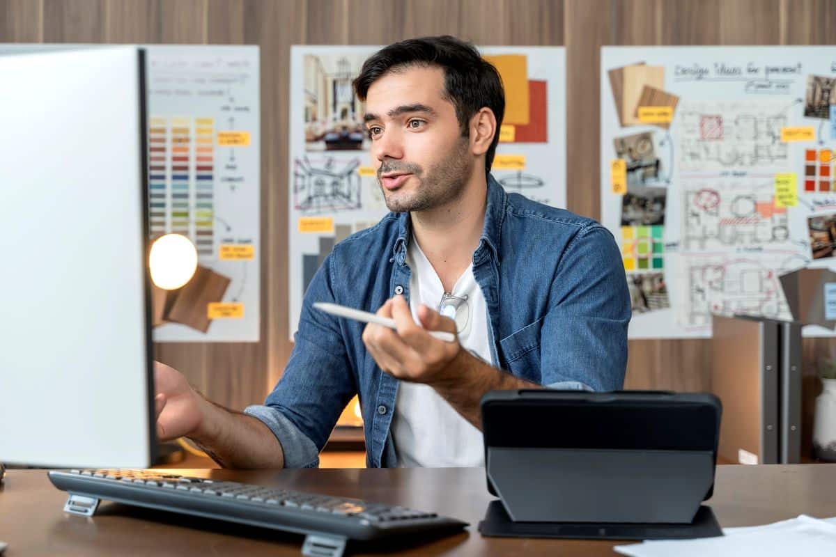 Designer trabalhando em home office com foco no planejamento estratégico de produtos digitais, refletindo o crescimento de carreiras em tecnologia.
