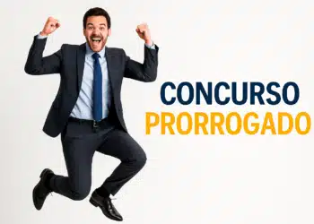 Homem feliz de terno pulando ao lado do texto 'Concurso Prorrogado'.