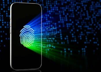 Imagem representando um iPhone com leitura de impressões digitais, simbolizando o risco de espionagem digital e roubo de dados via falhas de segurança.