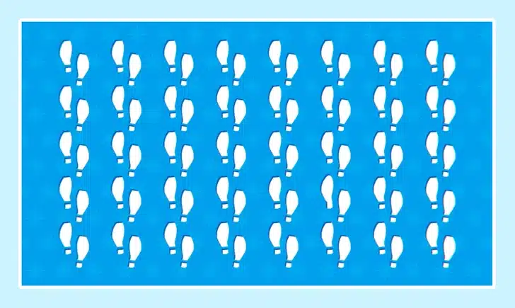 Desafio visual com sequência de pegadas brancas alinhadas sobre fundo azul com uma pegada diferente