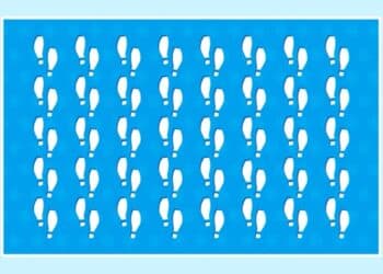 Desafio visual com sequência de pegadas brancas alinhadas sobre fundo azul com uma pegada diferente