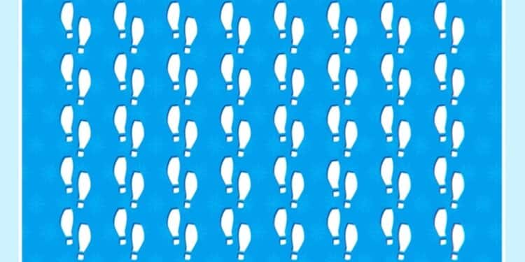 Desafio visual com sequência de pegadas brancas alinhadas sobre fundo azul com uma pegada diferente