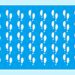 Desafio visual com sequência de pegadas brancas alinhadas sobre fundo azul com uma pegada diferente