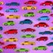Desafio visual com diversos modelos de carros coloridos organizados sobre fundo roxo, formando padrão colorido