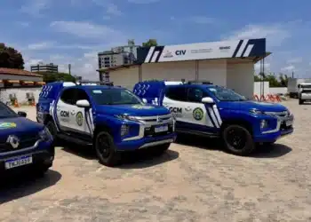 Veículos da Guarda Civil Municipal de Maceió, alinhados em uma área externa, com destaque para a nova frota utilizada pela instituição.
