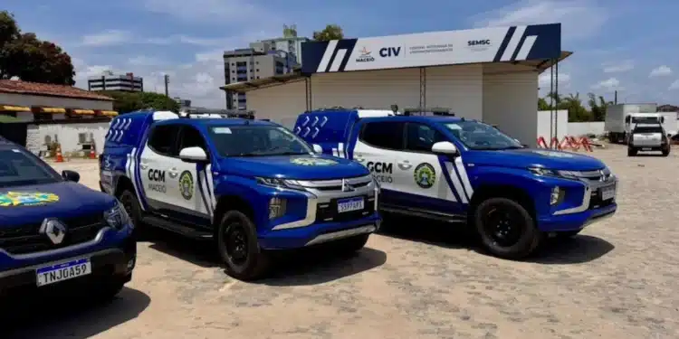 Veículos da Guarda Civil Municipal de Maceió, alinhados em uma área externa, com destaque para a nova frota utilizada pela instituição.