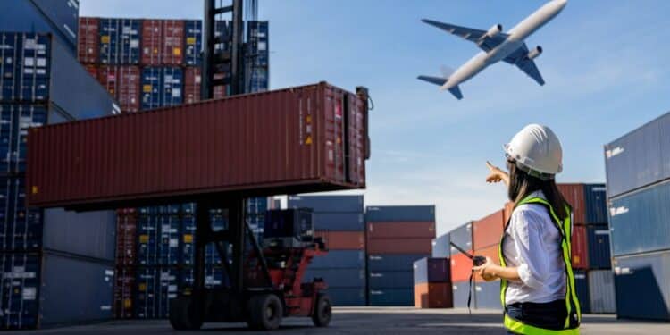 Porto de carga com containers e avião, representando a logística de importação e exportação de mercadorias no Brasil.