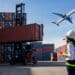 Porto de carga com containers e avião, representando a logística de importação e exportação de mercadorias no Brasil.