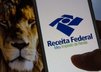 Imagem da tela de um celular exibindo o logo da Receita Federal com fundo de um leão, representando o processo de declaração do Imposto de Renda para motoristas de aplicativo.