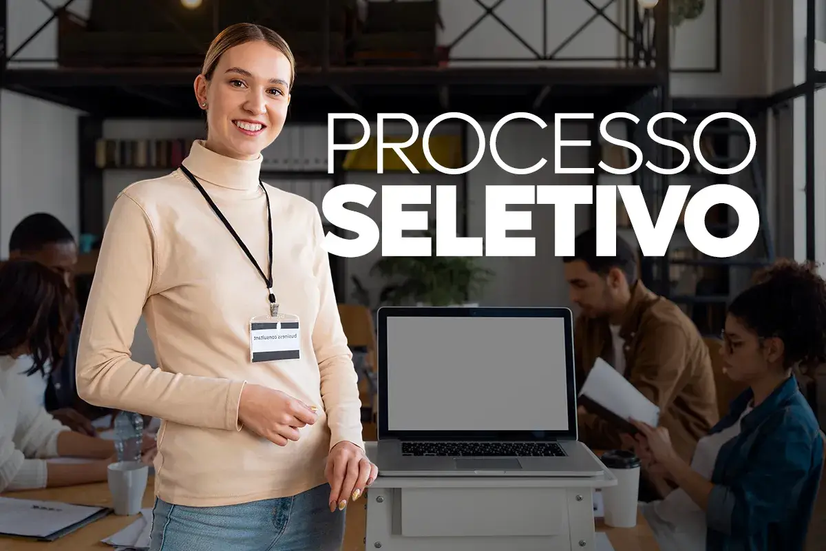 Imagem de uma profissional sorrindo em um ambiente de escritório, representando o processo seletivo do AgSUS com inscrições abertas para diversos cargos.