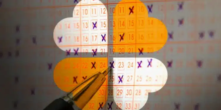 Detalhe de um cartão de loteria da Caixa, com números marcados e cruzados.