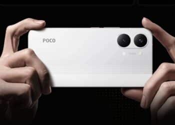 POCO X8 Pro sendo segurado por mãos, destacando seu design e câmeras traseiras.