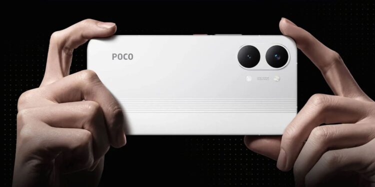 POCO X8 Pro sendo segurado por mãos, destacando seu design e câmeras traseiras.