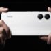 POCO X8 Pro sendo segurado por mãos, destacando seu design e câmeras traseiras.