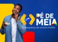 Jovem sorridente segura cartão Pé-de-Meia e olha pensativo diante de fundo azul com logos coloridos.