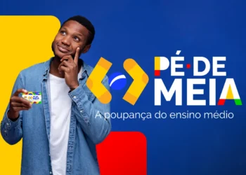 Jovem sorridente segura cartão Pé-de-Meia e olha pensativo diante de fundo azul com logos coloridos.