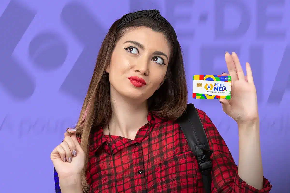 Jovem segura cartão colorido Pé-de-Meia com mochila nos ombros, fundo roxo.