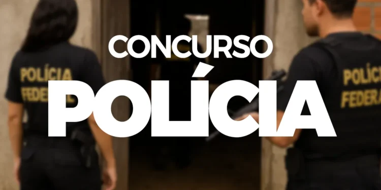 Dois agentes da Polícia Federal de costas caminhando em direção a uma porta com a palavra "concurso polícia" escrita sobre a imagem.