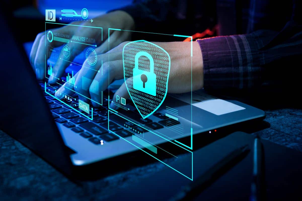 Especialista em cibersegurança trabalhando com proteção digital, visualizando gráficos e dados em interface futurista, representando a importância crescente da segurança digital no Brasil.