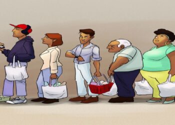 Teste visual com cinco pessoas em fila de supermercado segurando sacolas e um cesto, todas aguardando atentas