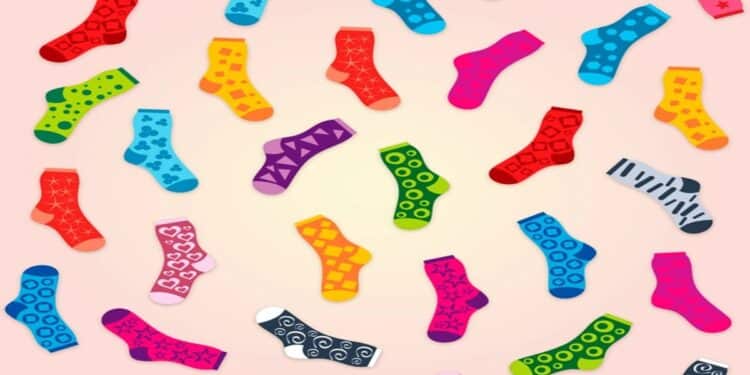 Teste de atenção com diversas meias coloridas e estampadas espalhadas em círculo sobre fundo degradê claro