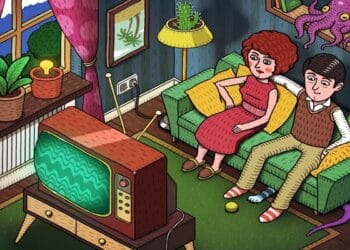 Casal sentado no sofá assistindo televisão com objetos estranhos e detalhes inesperados ao redor