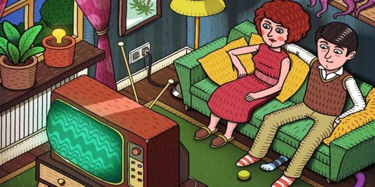 Casal sentado no sofá assistindo televisão com objetos estranhos e detalhes inesperados ao redor