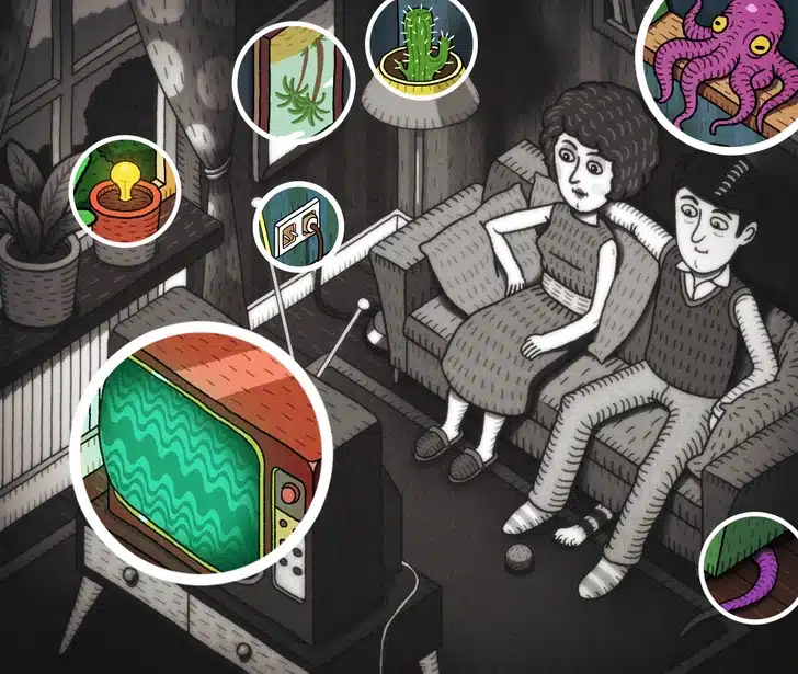 Casal sentado no sofá assistindo televisão com objetos estranhos e detalhes inesperados ao redor