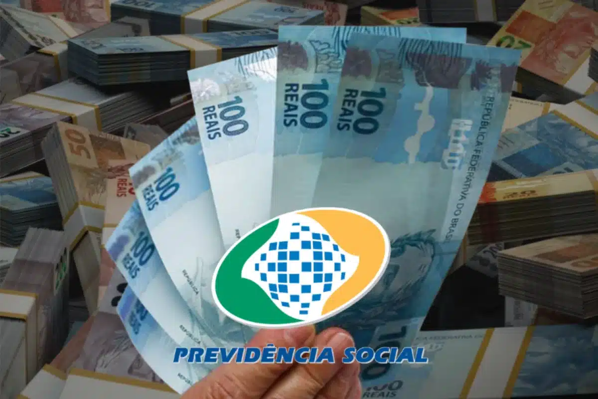 Notas de 100 reais nas mãos com símbolo da Previdência Social representando pagamento do abono do INSS.