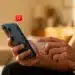 Notificação de alerta de segurança em iPhone mostrando ícone de aviso.