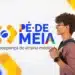 Estudante do ensino médio com mochila representando a ampliação do programa Pé-de-Meia que oferece incentivo financeiro para permanência na escola