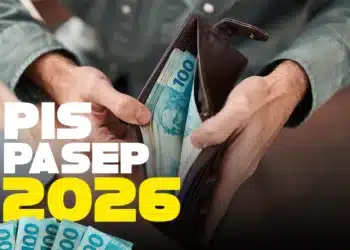 Mãos masculinas abrindo uma carteira marrom repleta de cédulas de R$ 100, com mais notas espalhadas ao fundo e a inscrição "PIS PASEP 2026" em letras brancas e amarelas em destaque, ilustrando o pagamento antecipado do abono salarial em 2026