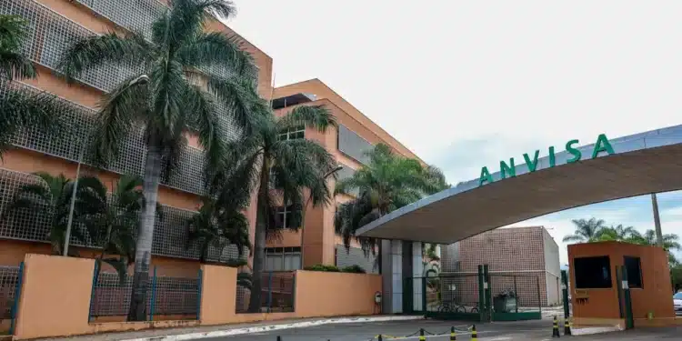 Prédio da Anvisa em Brasília usado como alerta sobre golpes com remédios falsos para emagrecimento vendidos indevidamente em nome da agência.