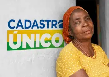 Atualização das regras do CadÚnico 2026 — mulher beneficiária ao lado do logo do Cadastro Único