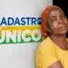 Atualização das regras do CadÚnico 2026 — mulher beneficiária ao lado do logo do Cadastro Único