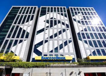 Fachada do Banco do Brasil com o logotipo visível, representando a instituição financeira que oferece a antecipação da restituição do Imposto de Renda aos seus clientes.