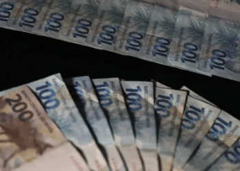 Cédulas de R$ 100 e R$ 200 representando os valores das bolsas do programa Bolsa Atleta 2026