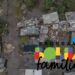 Área devastada por desastres naturais com a sobreposição do logo do programa Bolsa Família, representando o benefício que pode ser antecipado em novas cidades em situação de emergência