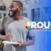 Jovem universitário sorrindo com mochila e caderno ao lado da logomarca do Prouni — lista de espera bolsas Prouni 2026