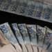 Cédulas de R$ 100 e R$ 200 reais — primeira parcela do 13º salário do INSS pode ultrapassar R$ 4 mil com reajuste de 3,9%