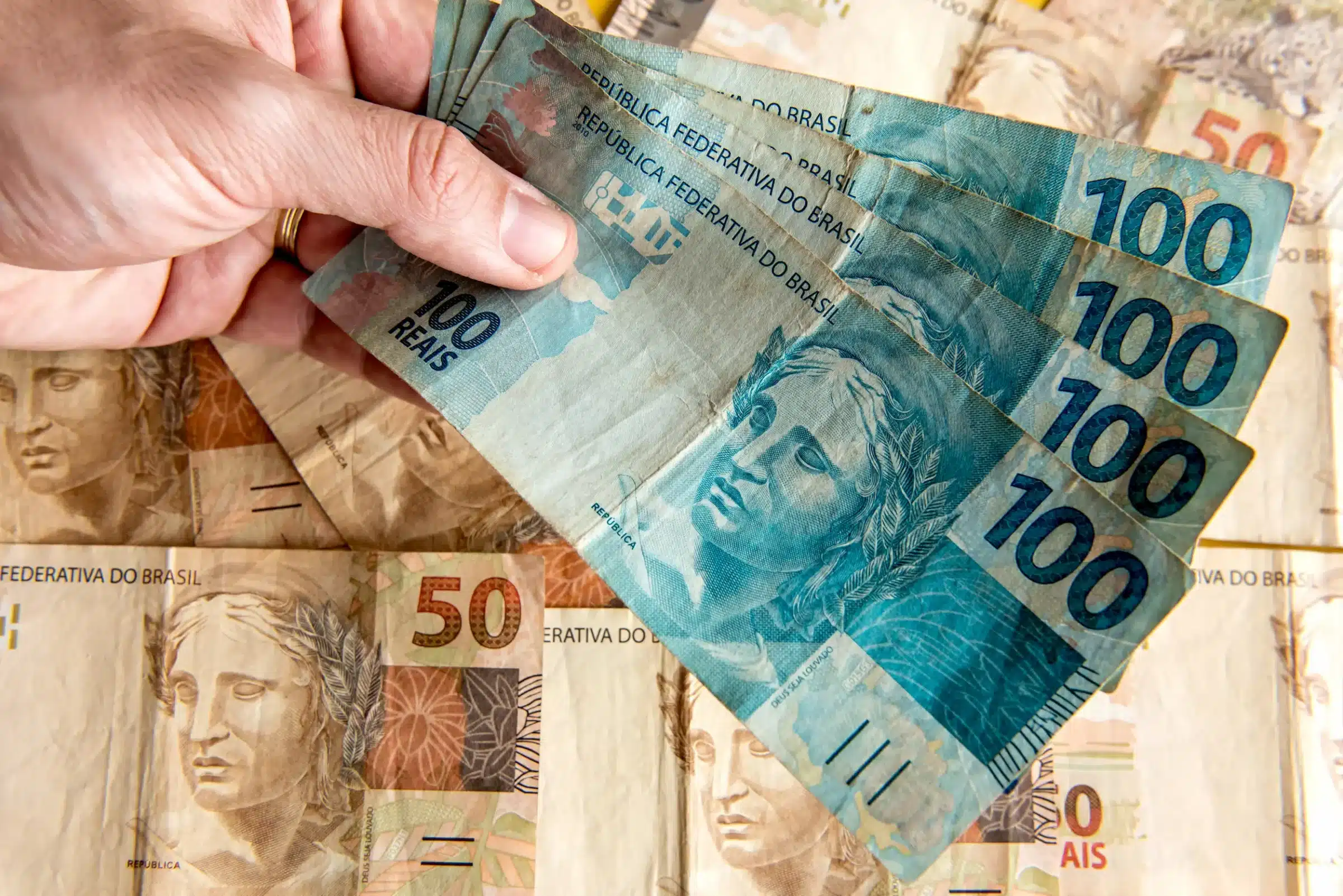 Cédulas de real representando o pagamento do BPC em março conforme calendário oficial do benefício.