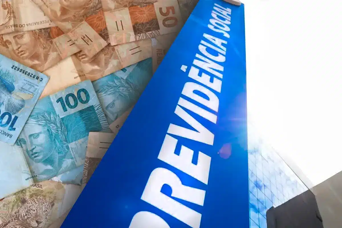 Notas de real brasileiro ao lado de placa azul com a palavra Previdência Social representando o pagamento do 13º do INSS